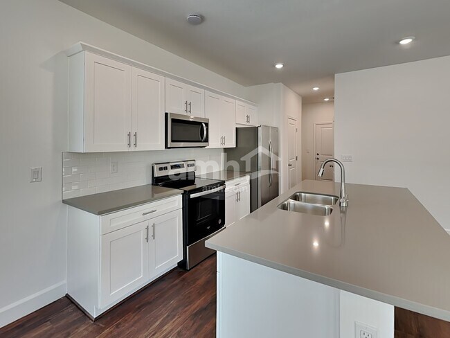 Foto del edificio - 8943 Carmine Cob Ave