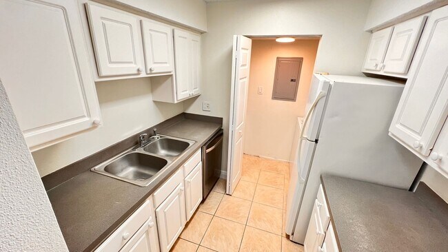 Foto del edificio - Cozy Casselberry Condo Available - Move In...