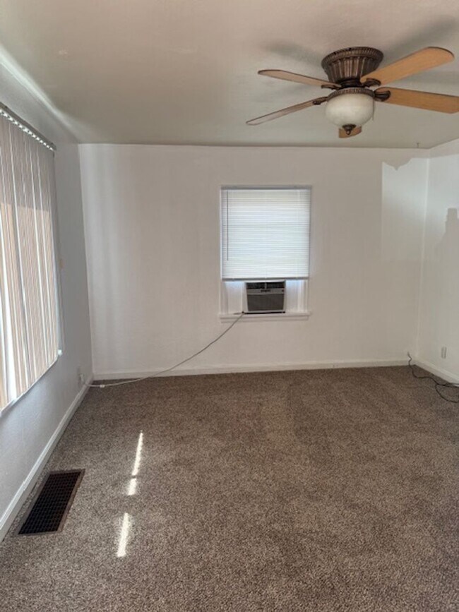 Building Photo - Centrally Located - 3 Bedroom/1.5 Bath Hou...