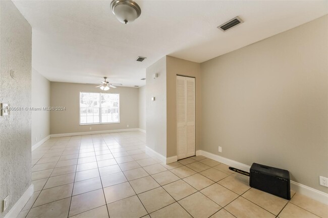 Building Photo - 341 NE 34th Ct