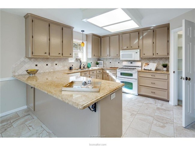 Building Photo - 606 Castlebrook Dr