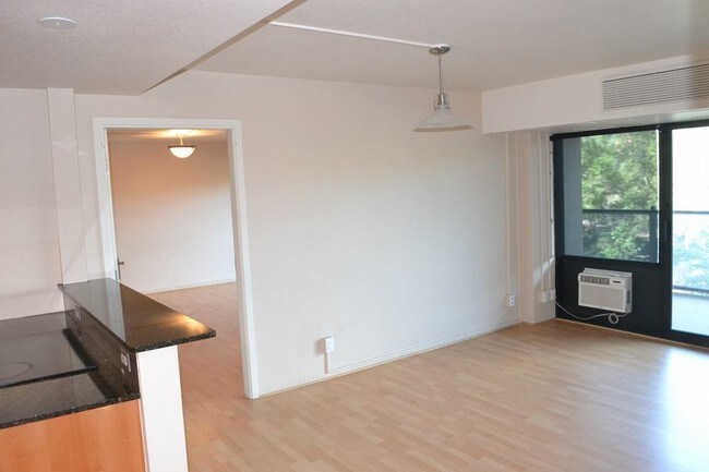 Building Photo - 417 E Kiowa St