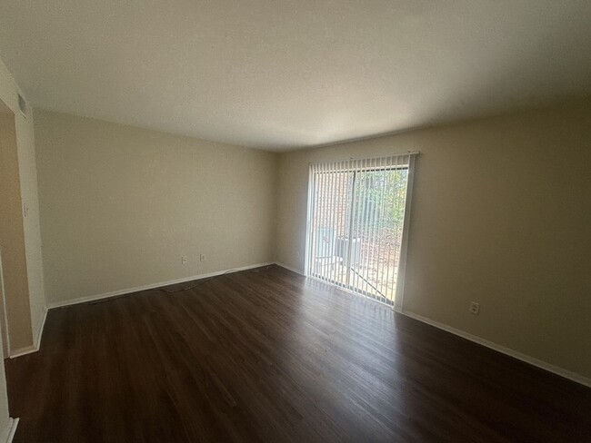 Foto del edificio - 2 Bed Condo Minutes to Downtown Raleigh & ...