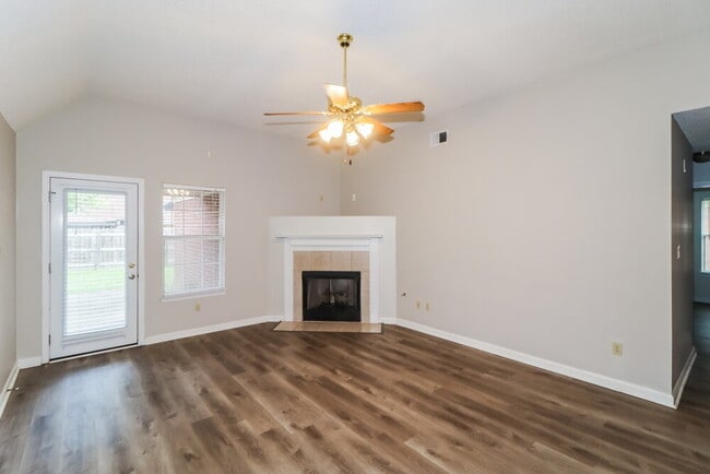 Foto del edificio - 5892 Alexandria Ln