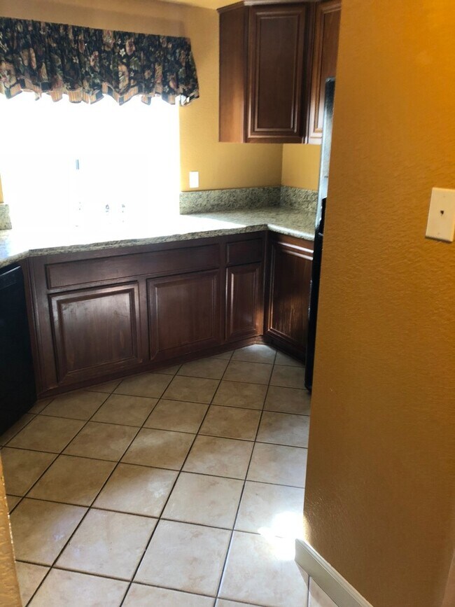 Foto del edificio - 2 Bed, 2.5 Bath Two-Story Condo with Garage