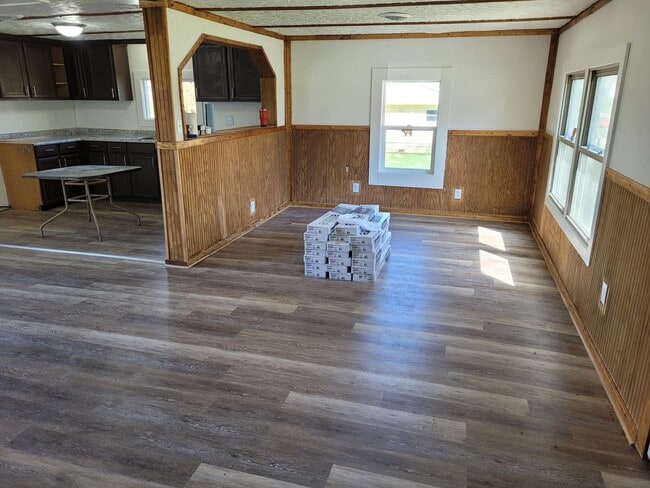 Building Photo - 3 BR 1 Bath - Complete Interior Remodel!