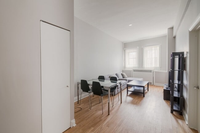 Photo du bâtiment - 4557 Rue Sherbrooke O