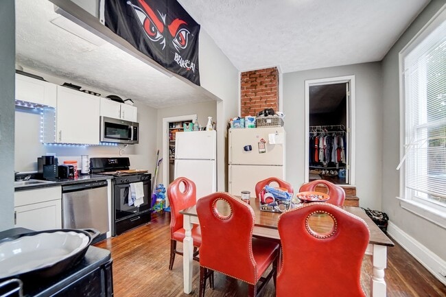 Building Photo - Clifton House For 2026-2027!