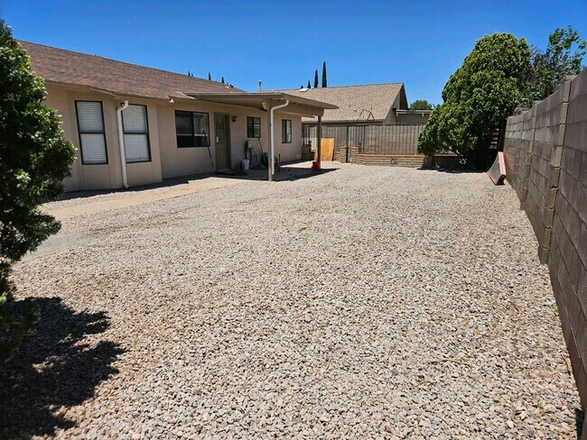 Building Photo - 2872 Canyon View Dr