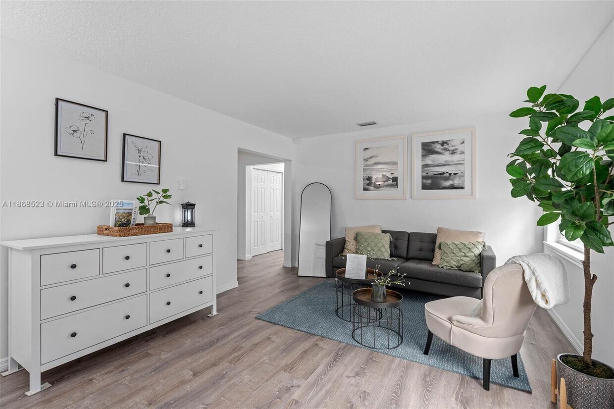 Foto principal - 4255 Wee St