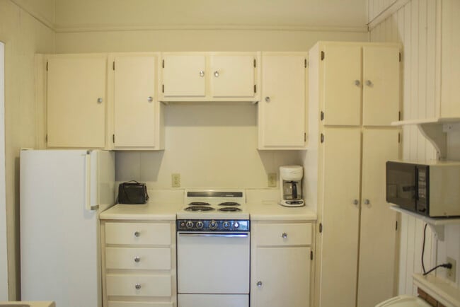 Building Photo - 208 NE 58th St