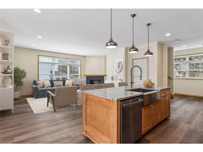 Building Photo - 2121 Village Trail
