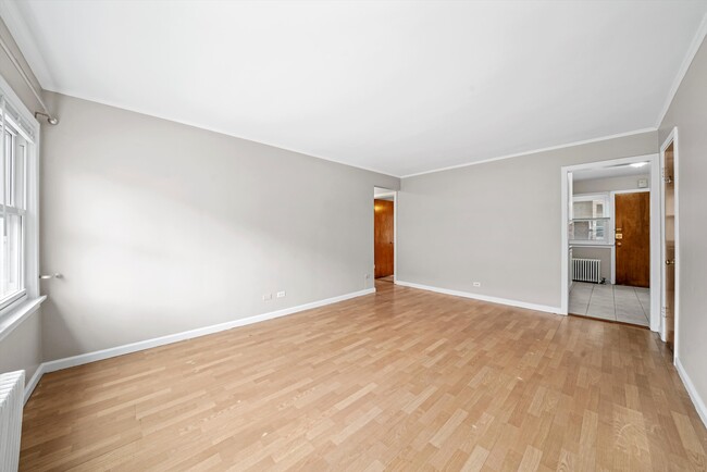 Foto del edificio - Spacious First Floor 2-Bedroom Close to St...