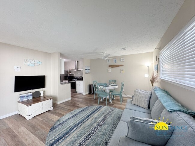 Foto del edificio - Charming Fully Furnished 1-Bedroom Condo in Miramar Beach!