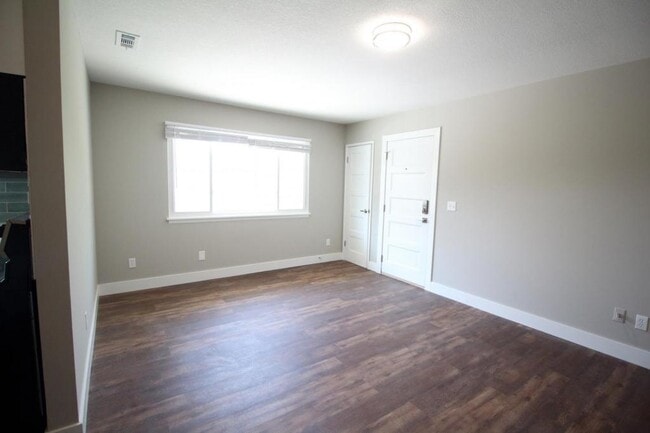 Building Photo - 6020 Metcalf Ln