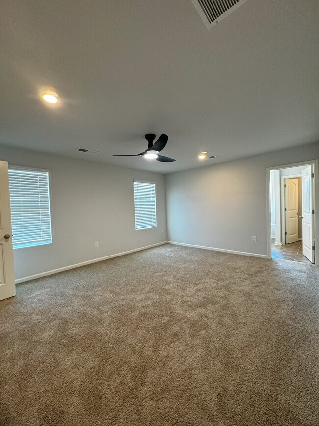 Foto del edificio - "Spacious and Elegant 5-Bedroom Home with ...