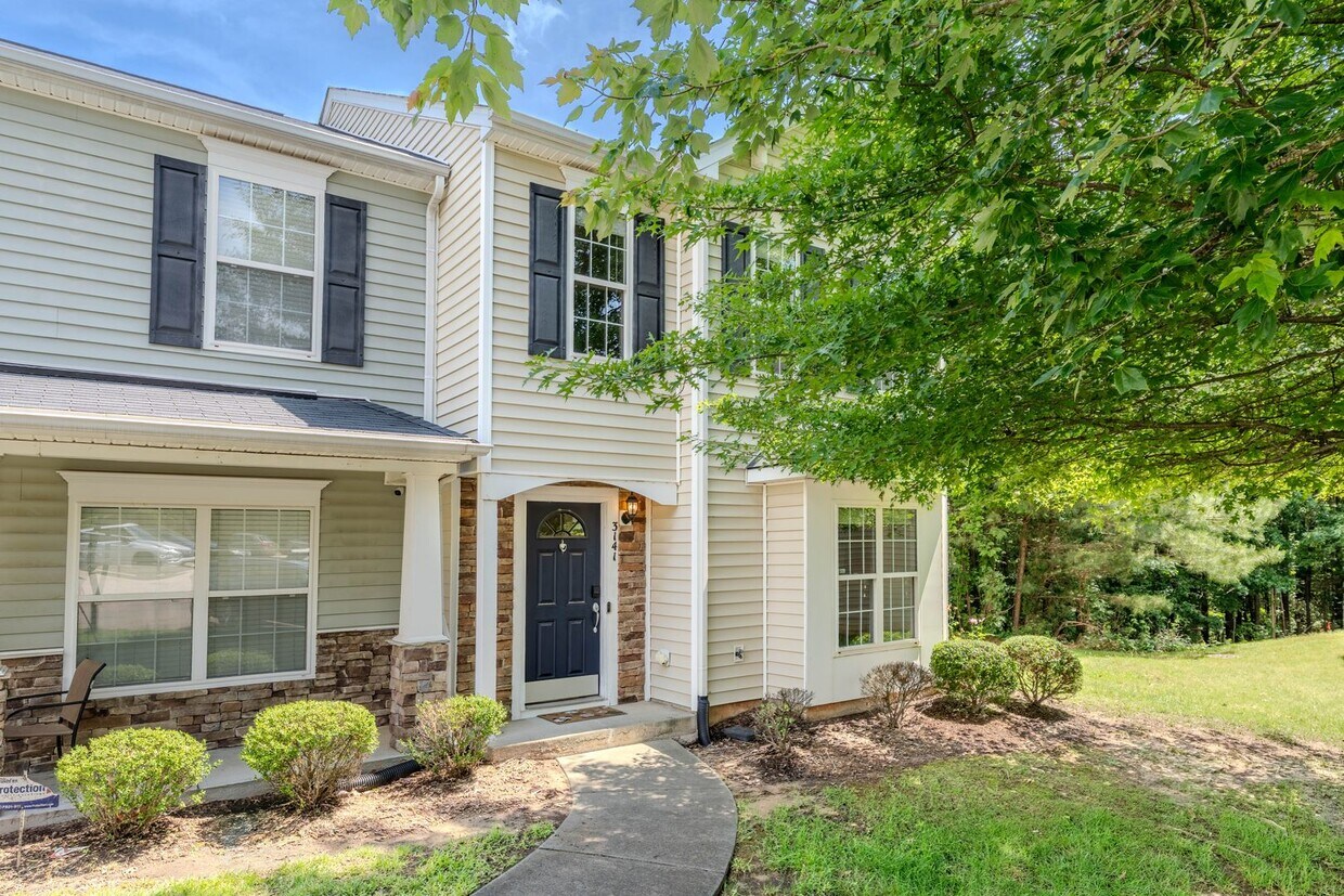 Foto principal - Available Now! 3bd/2.5ba End-Unit Townhous...