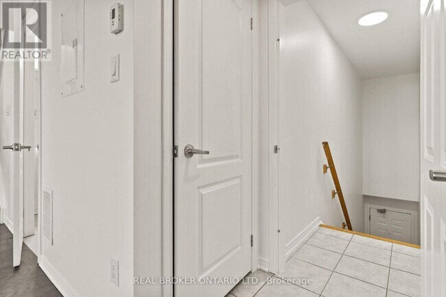 Building Photo - 2441 Greenwich Dr