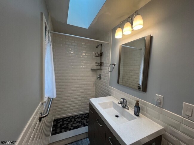 Foto del edificio - 72 Woodside Ave