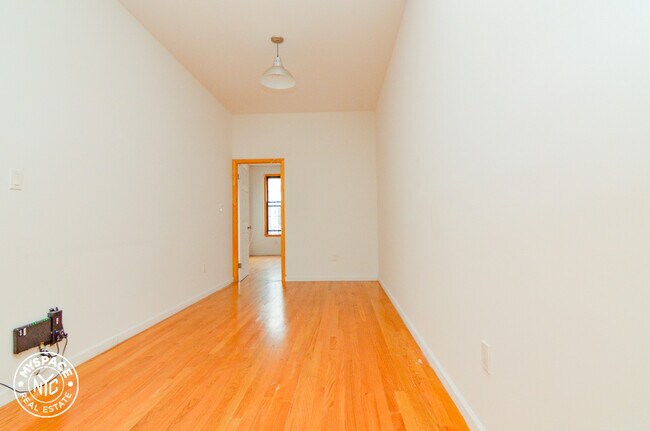 Building Photo - 165 Wilson Ave