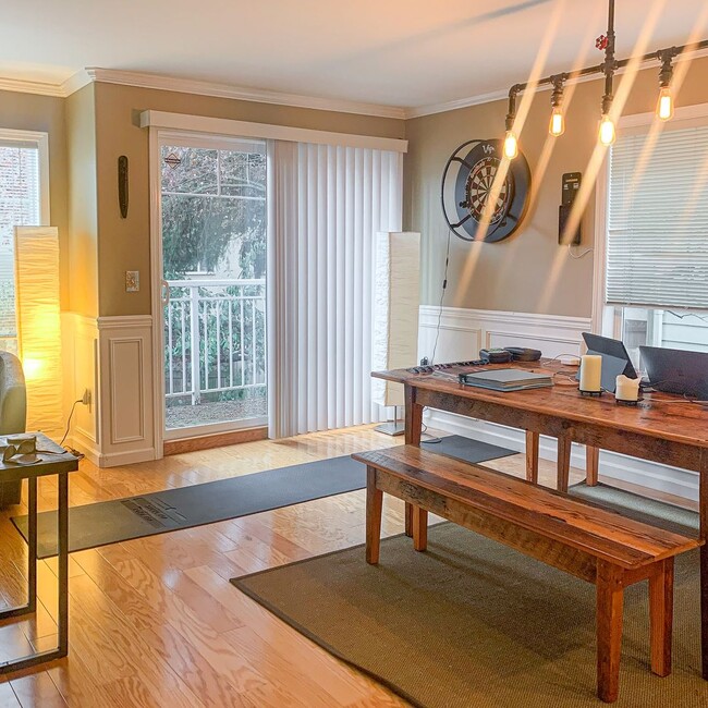 Building Photo - Fremont townhouse in prime location!!!