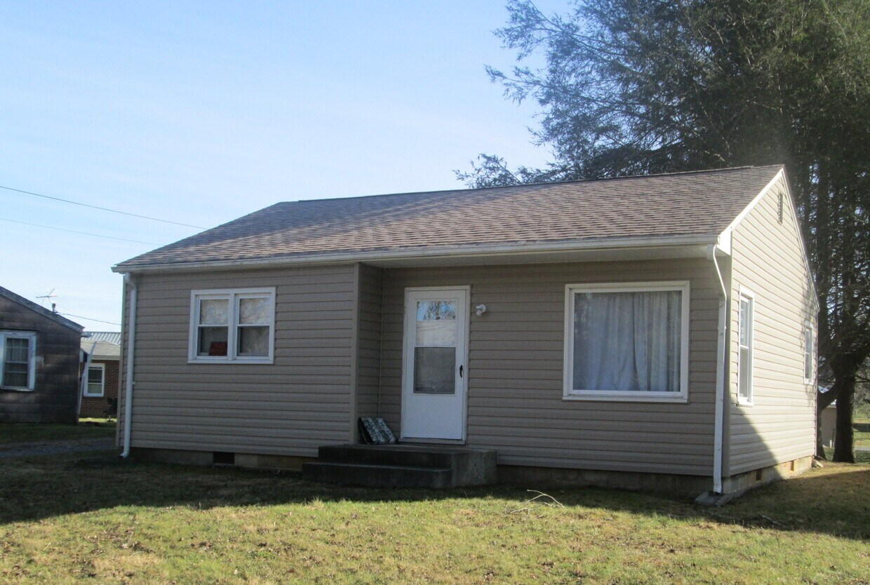 Primary Photo - 220 Race Blvd