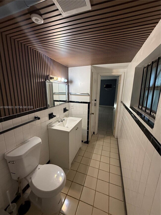 Foto del edificio - 1230 NW 180th Terrace