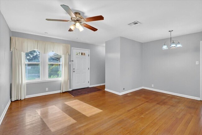 Foto del edificio - 4637 Calvin Dr