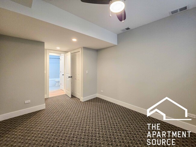 Building Photo - 4839 N Wolcott Ave