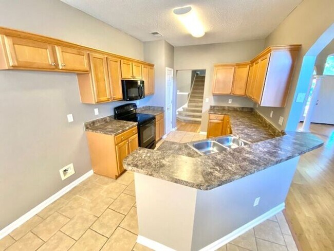 Building Photo - 3 Bedroom 2.5 bath with Loft Space Home in...