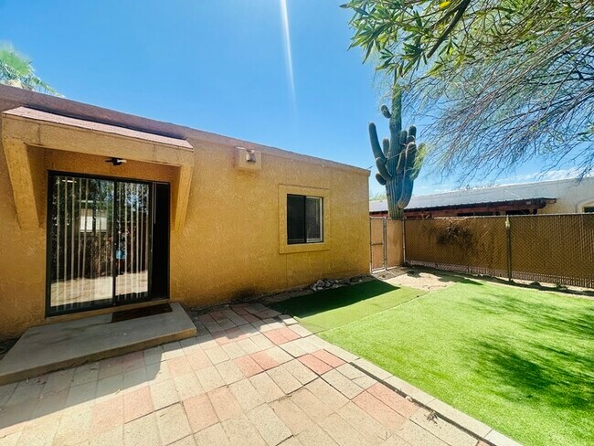 Foto del edificio - Spacious 2 Bedroom with Large Yard! Walkin...