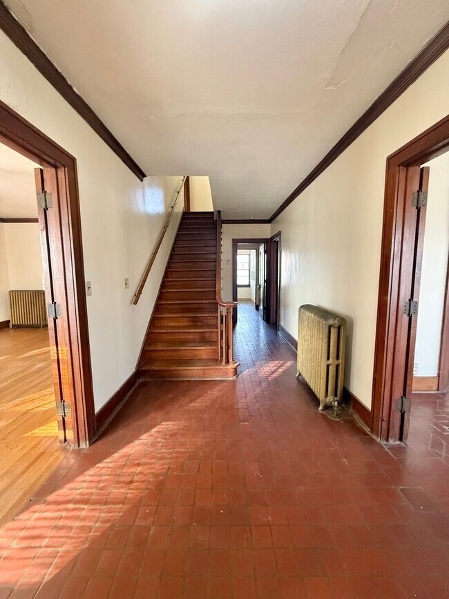 Foto del edificio - Massive 4 Bedroom, 2 Bath Brick Home