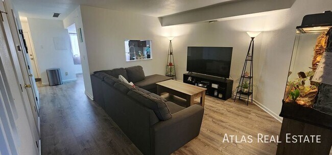 Building Photo - COMING SOON - MOVE IN 7/1! 2 Bedroom Townh...