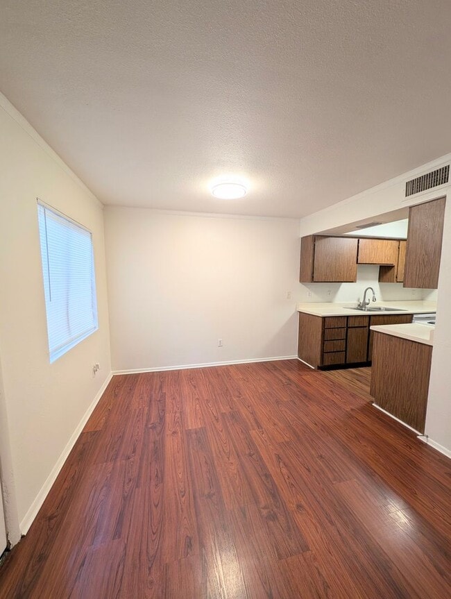 Building Photo - CUTE TOWNHOME AVAILABLE NOW NEAR DOWNTOWN ...