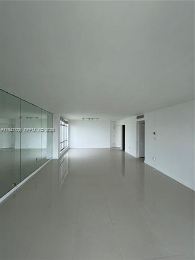 Foto del edificio - 5750 Collins Ave