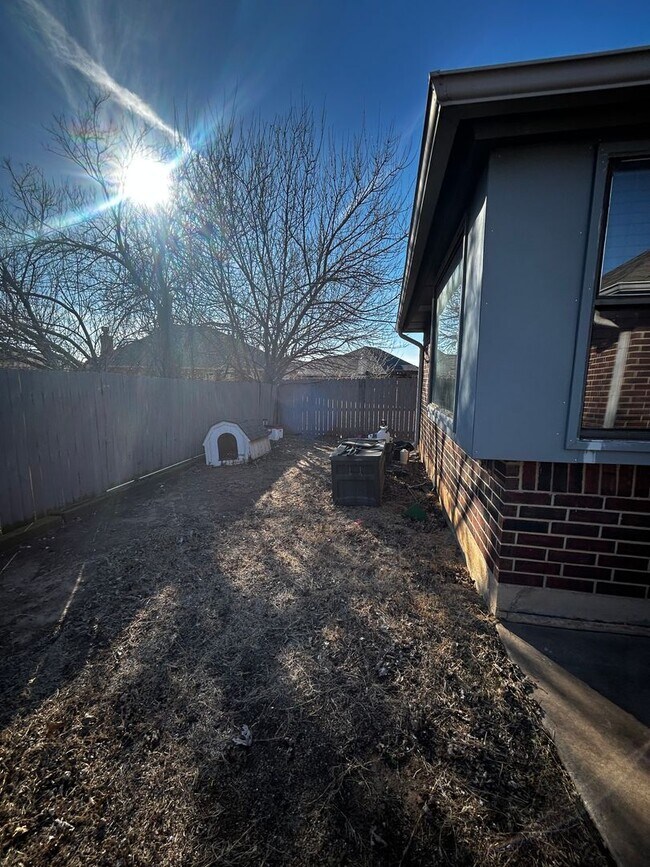 Building Photo - 3BR 2BA house plus den in Yukon!!