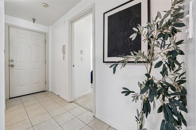 Foto del edificio - 5624 Roosevelt Way NE