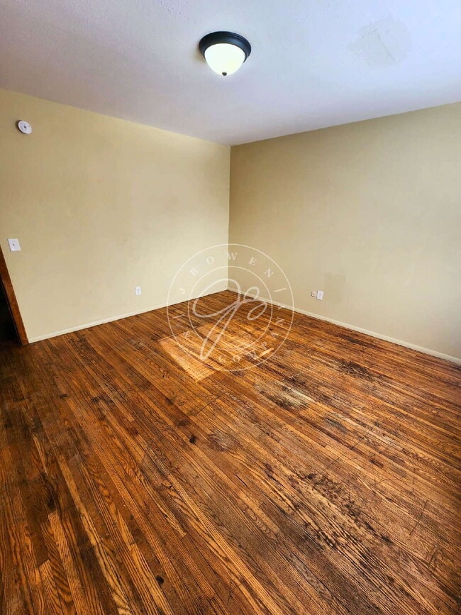 Building Photo - 2 story 2 bed townhome!