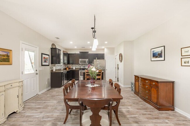 Foto del edificio - Rent this beautiful 4-bedroom, 3-bathroom ...