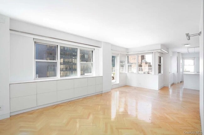 Building Photo - 153 E 57th St