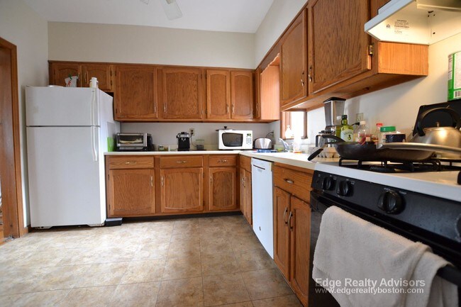 Building Photo - 9 Saybrook St