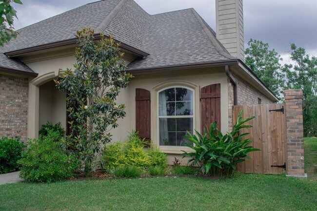 Building Photo - Three Bedroom Home in Lebesque Place Subdi...