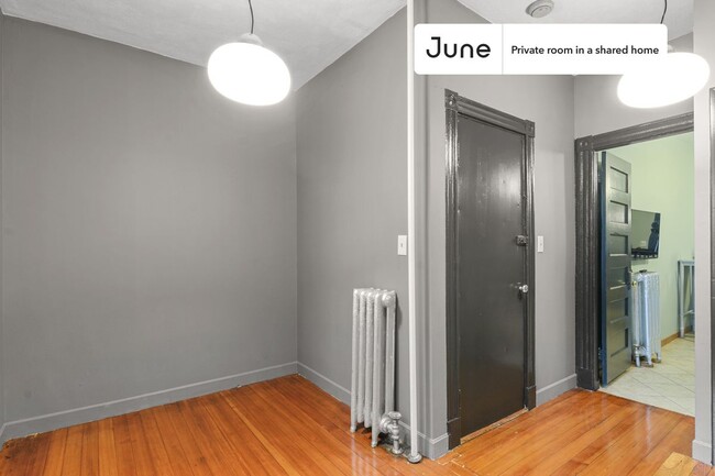 Foto del edificio - Private bedroom in 3 bed/1 bath Home