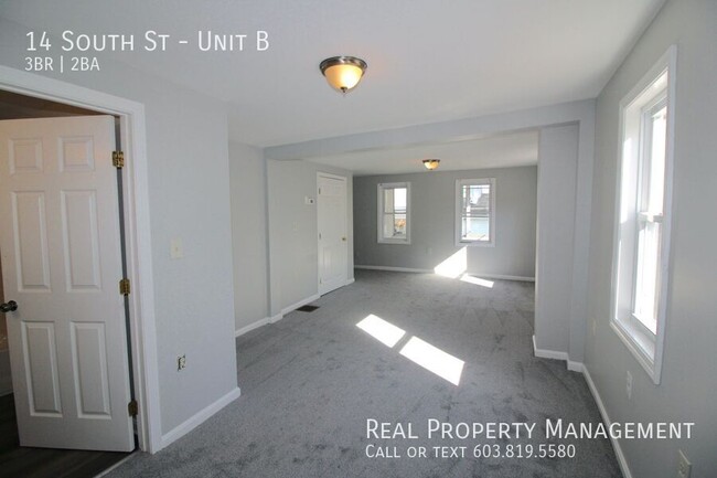 Building Photo - Large 3 Bed 2 Bath Tri Level Duplex Availa...