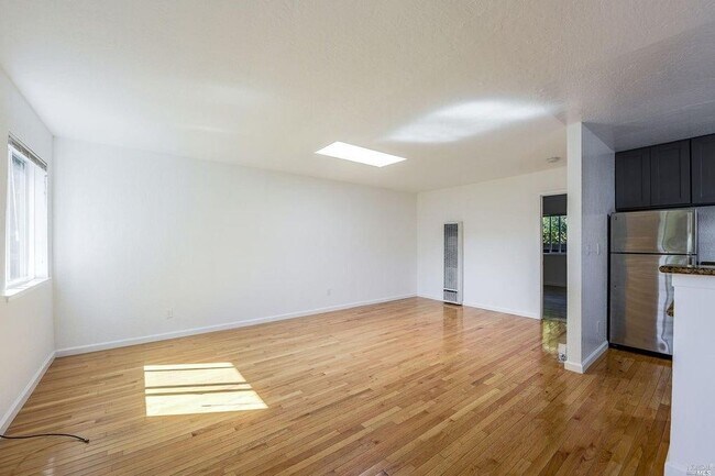 Foto del edificio - 1385 1/2 Sir Francis Drake Blvd, Unit 1
