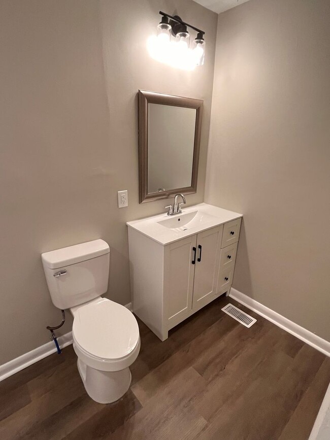 Building Photo - Newly Renovated Throughout!