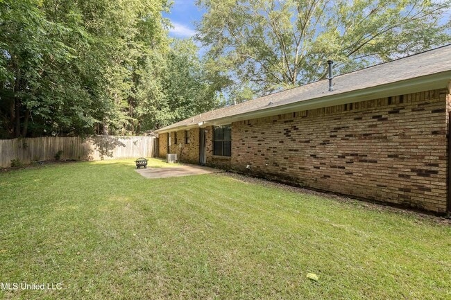 Building Photo - 201 Shadow Cove