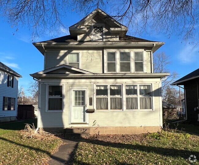 Vander Veer Park Student Apartments for Rent Davenport, IA 2