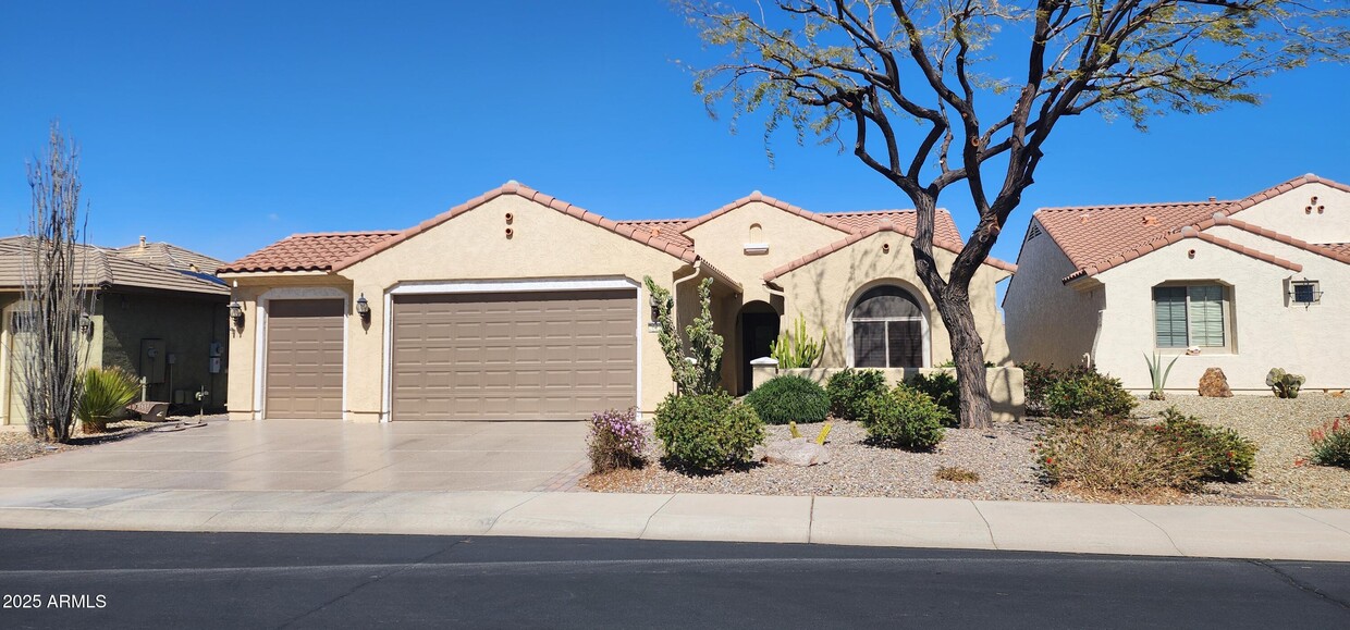 Foto principal - 26298 W Burnett Rd