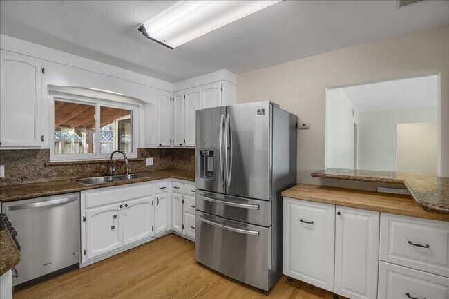 Foto del edificio - Spacious 3 bed 2 bath home in Mt. Carmel